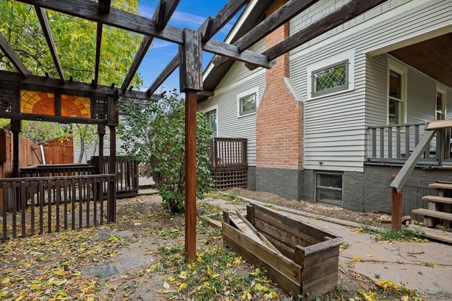 Building Photo - Big Tree Charmer 2 bed 1 bath.