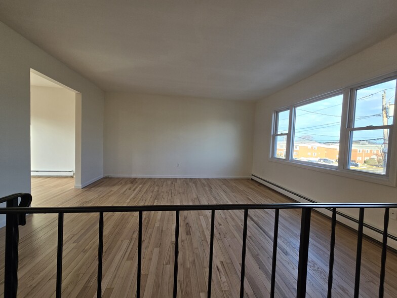 Livingroom with newly refinished hardwood floors - 32 Monroe St