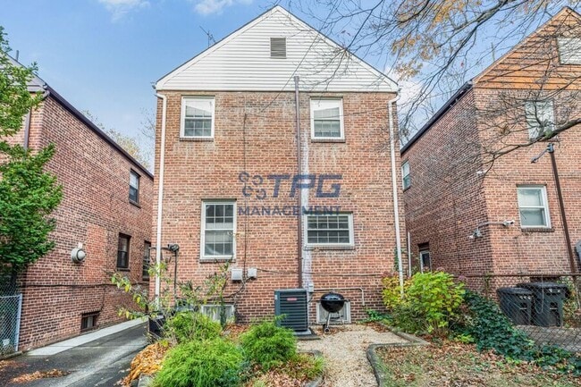 Building Photo - 121 Bentley Ave