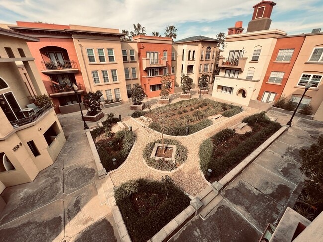 Building Photo - Renovated Uptown District Top Floor Condo in the Hillcrest