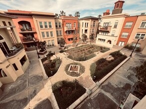 Building Photo - Renovated Uptown District Top Floor Condo in the Hillcrest