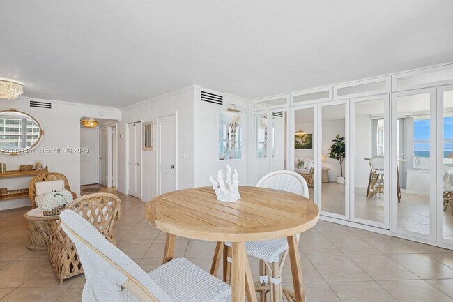 Building Photo - 2899 Collins Ave