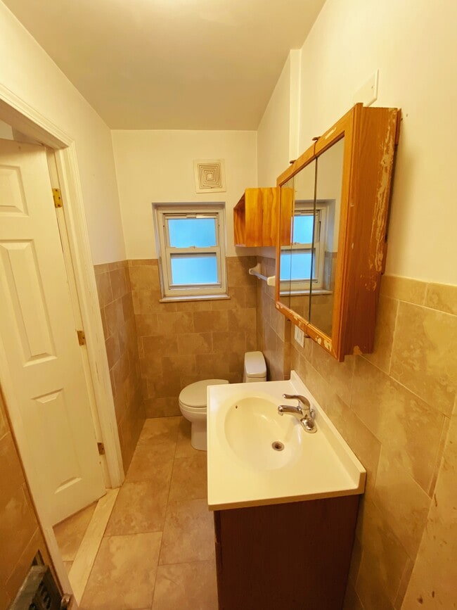 Building Photo - 1441 W 9th St