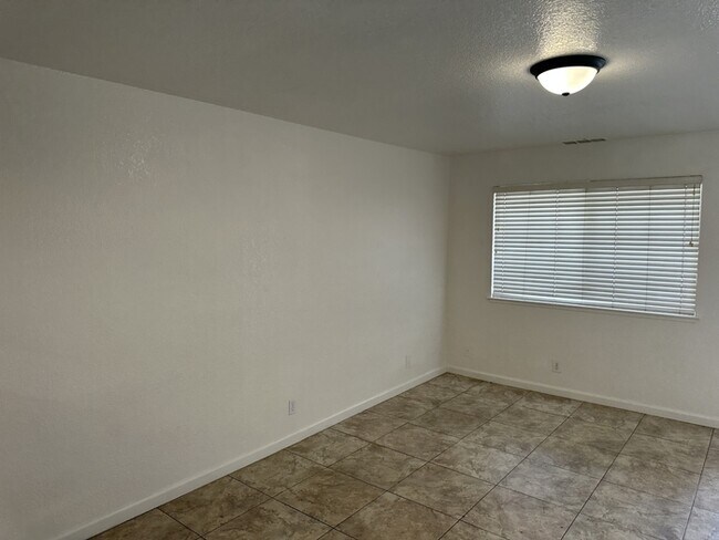 Building Photo - Riverbank 3 Bedroom 2 Bath Fourplex with Garage