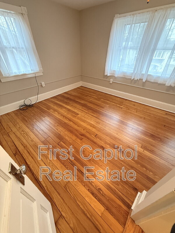 Building Photo - 627 Warren Ave.