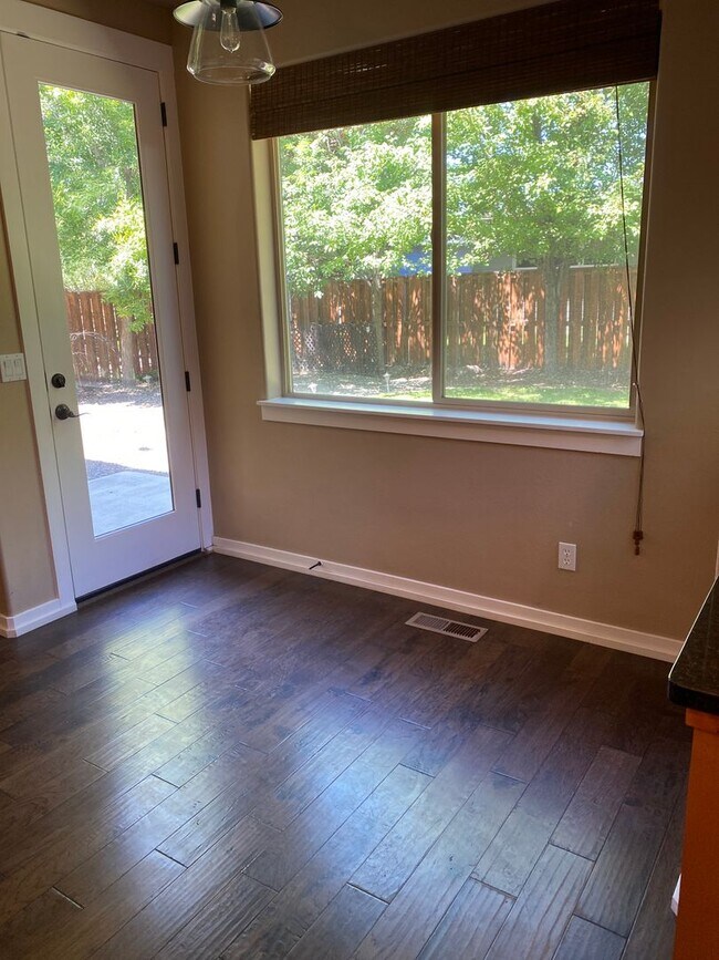 Building Photo - NE House Pet Friendly, 4 Bdrm, 2.5 Bath, Bonus Room, Office, Gas Heat/fireplace, A/C