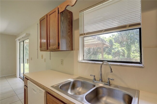 Building Photo - 950 Landsdowne Dr