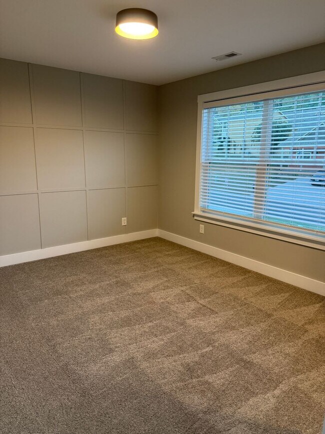 Building Photo - Spacious & Convenient!