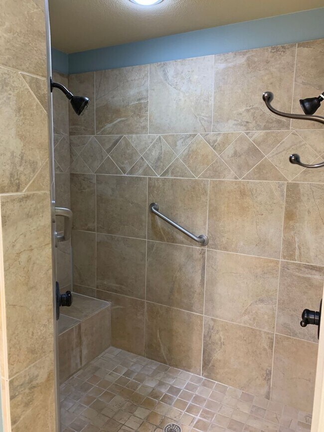 Building Photo - Luxury Garden Home In Tanglewood Terrace!!