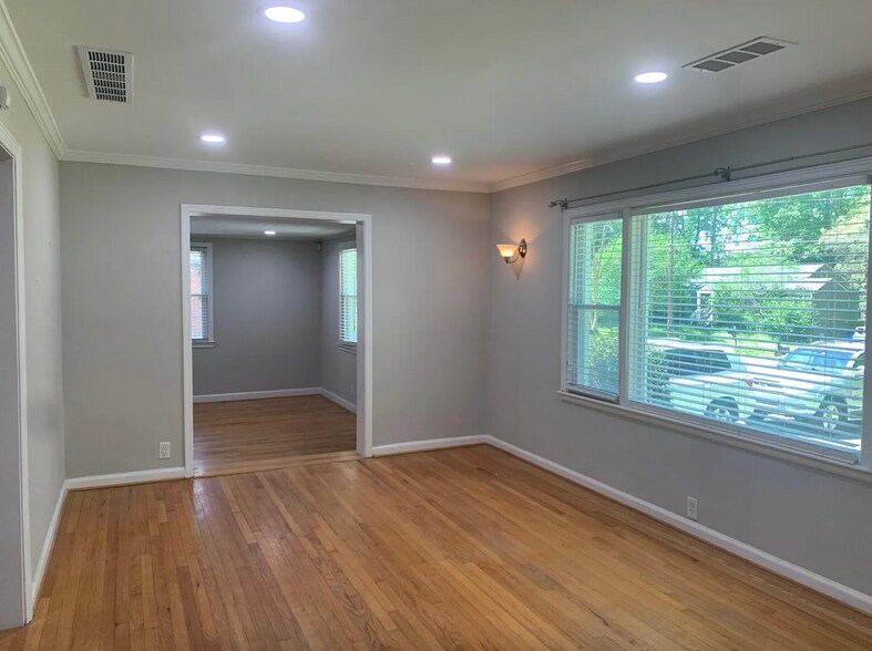 Building Photo - 864 Shadowridge Dr SE