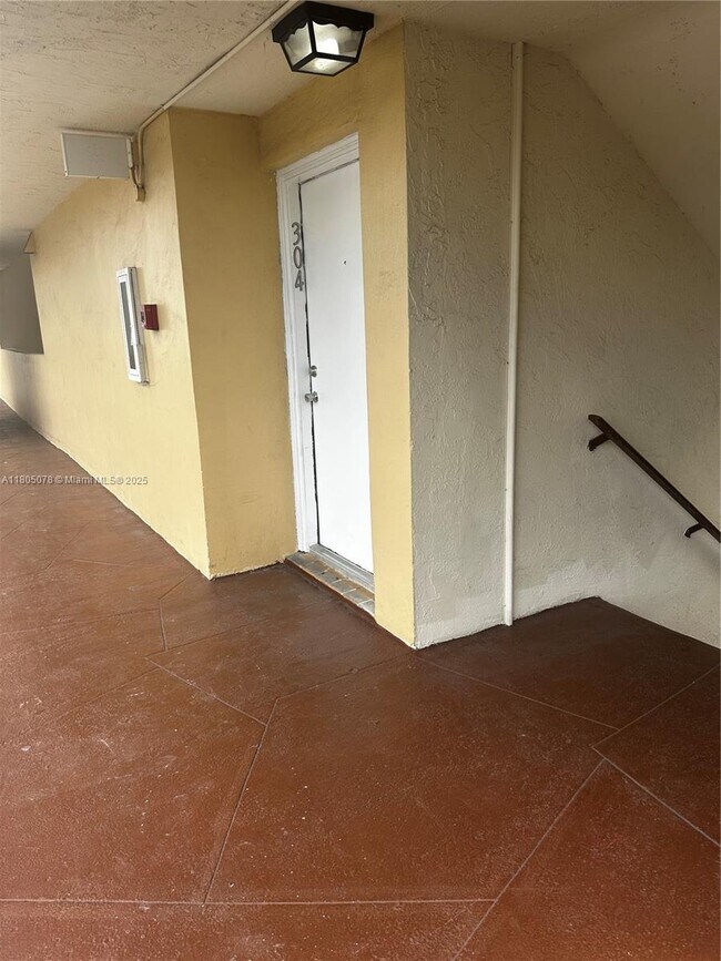 Building Photo - 8840 Fontainebleau Blvd