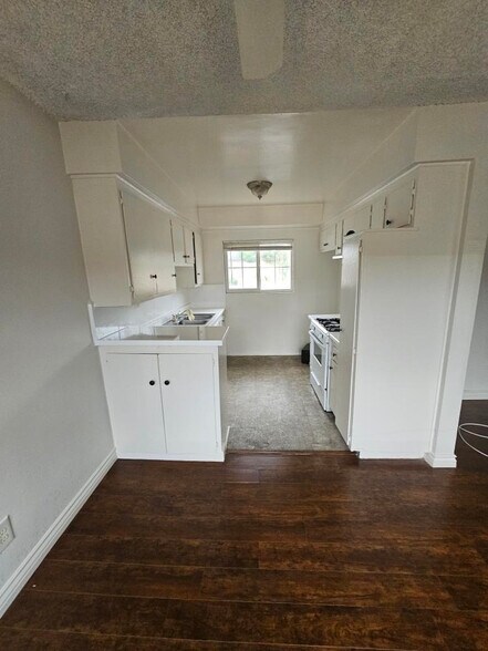 Kitchen/ cocina - 9029 Orion Ave