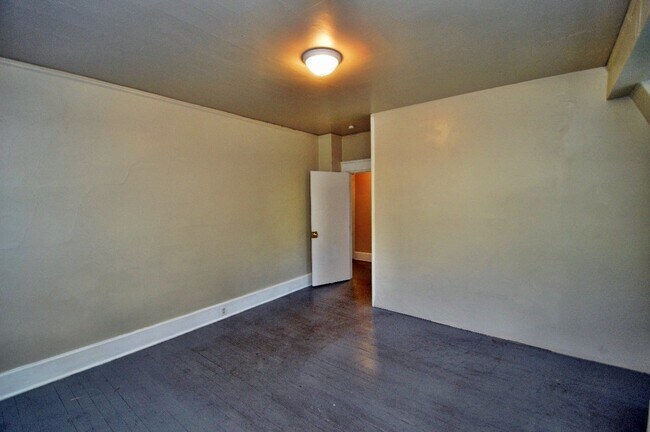 Building Photo - 642 W 3rd St