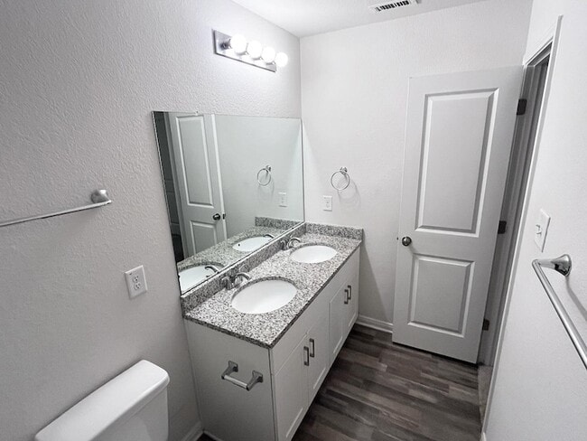 Building Photo - 15717 Del Norte Dr