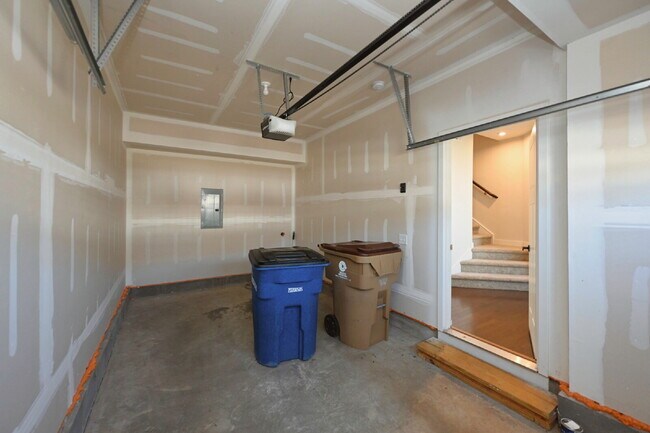 Building Photo - Rent to Own Option - Beautiful, like new 3BR/2.5BA townhouse in Goodlettsville