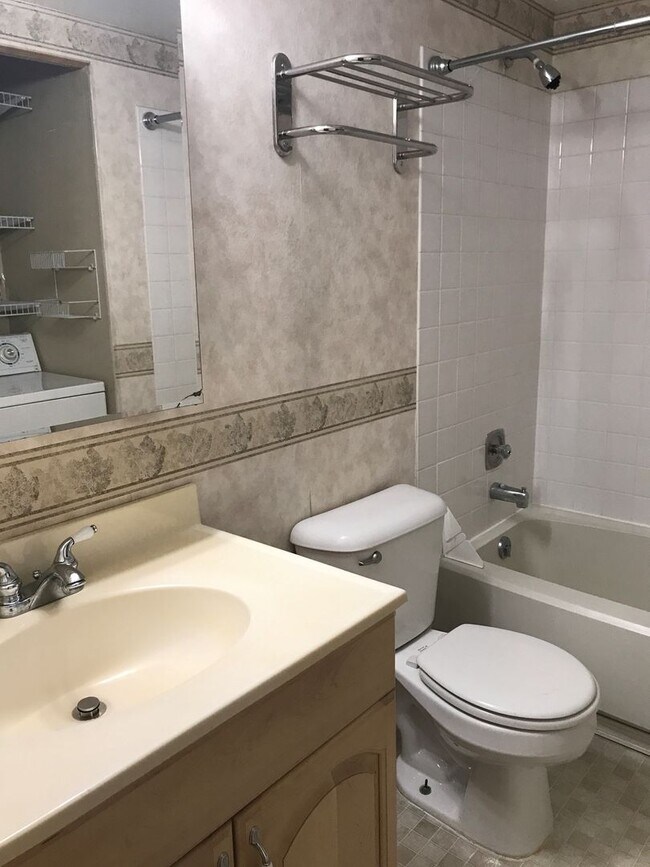 Building Photo - 3 Bed, 1.75 bath Condo w/2 parking spots i...
