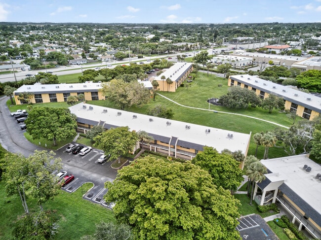 Building Photo - 913 Meadows Cir