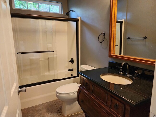 Building Photo - 2360 Clandon Dr