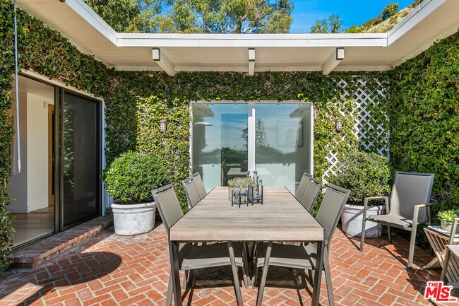 Building Photo - 1644 Marmont Ave