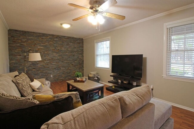 Building Photo - 303 Dobbs Dr SE