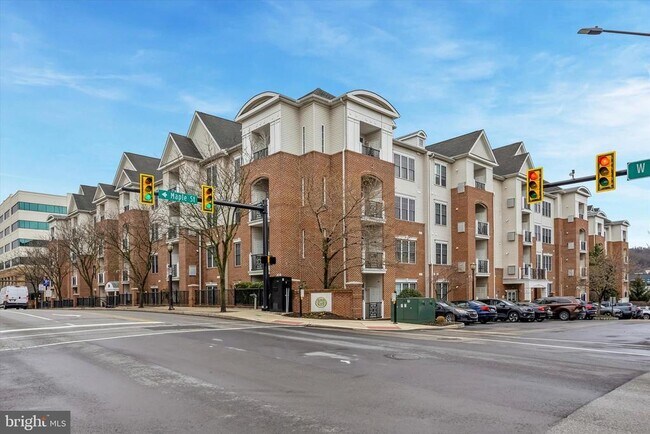 Building Photo - 200 W Elm St