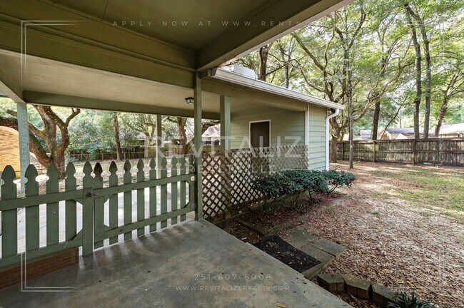 Building Photo - Sweet Cottage-esque 3-Bed 2-Bath in Daphne!