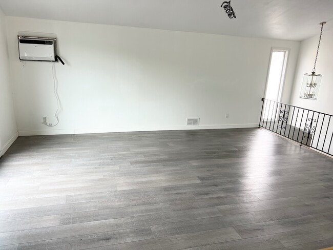 Building Photo - 156 Petrus Ave