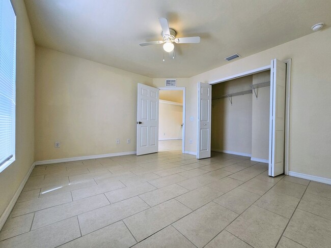 Building Photo - Stunning 3 Bed / 2 Bath Duplex w/ Garage –...