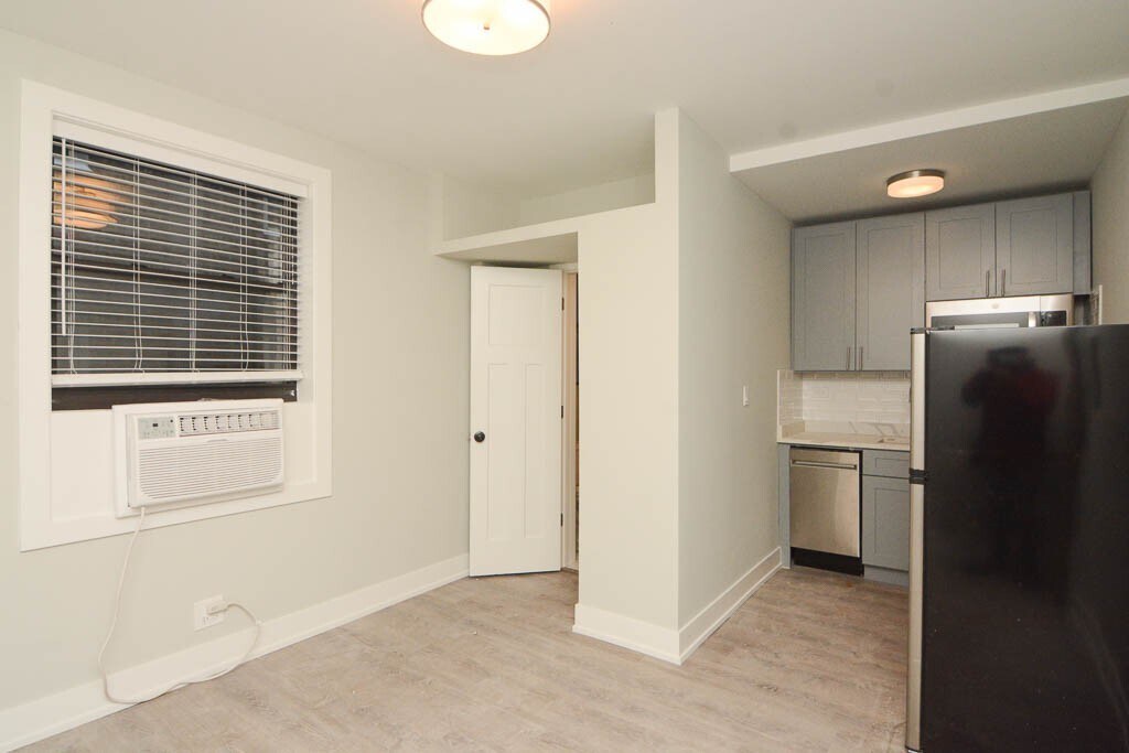 Building Photo - 510 W Belmont Ave