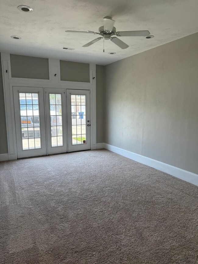 Building Photo - WOODBRIDGE POINTE