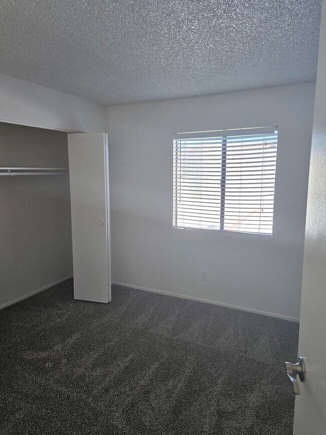 Building Photo - 885 N Granite Reef Rd