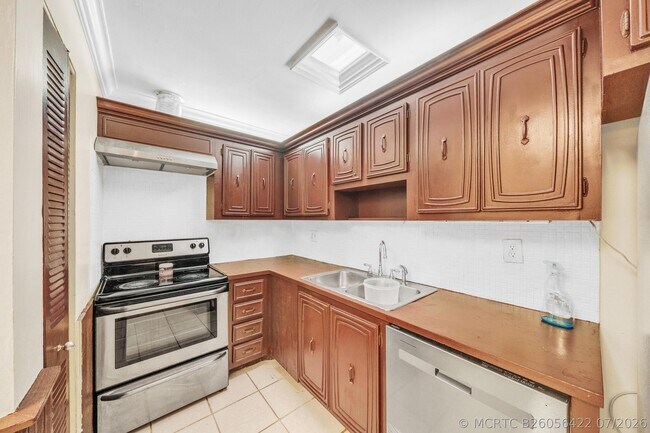 Building Photo - 221 NW 43rd Pl
