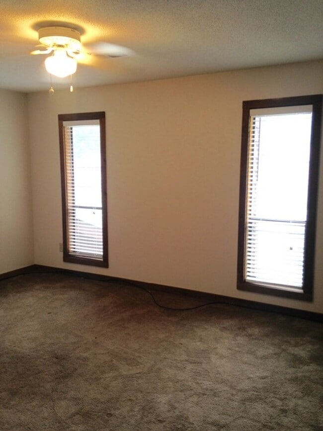 Building Photo - 322 Rock Knoll Dr
