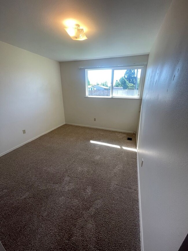 Building Photo - Charming 2 Bedroom Duplex With Fenced Yard...