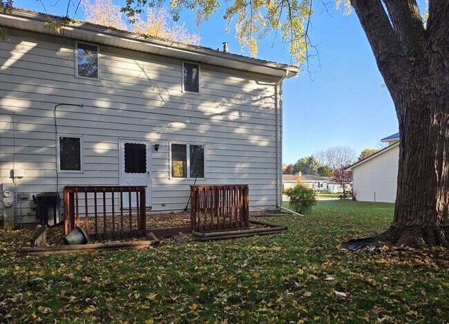 Building Photo - 624-626 Crestview Drive