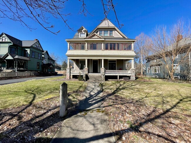 Building Photo - 237 Stuart Ave
