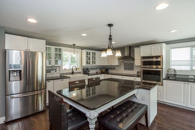 Building Photo - $4,400 | 5 Bedroom, 3 Bathroom House | Pet...