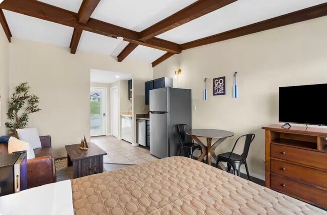 Building Photo - Remodeled and Stunning Studio | Fully Furnished | All Utilites Included | 1 Bathroom | Condo | Ki...