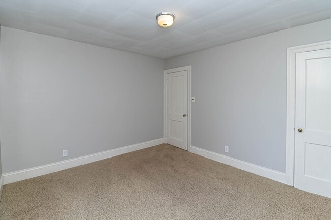 Building Photo - CHARMING 2 Bedroom/1 Bathroom w/ Bonus Roo...
