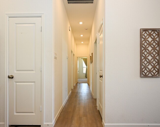 Building Photo - 3057 Pensacola Dr