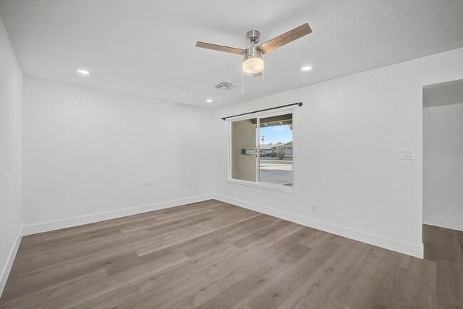 Building Photo - 6 Bed/ 3 Bath with Pool