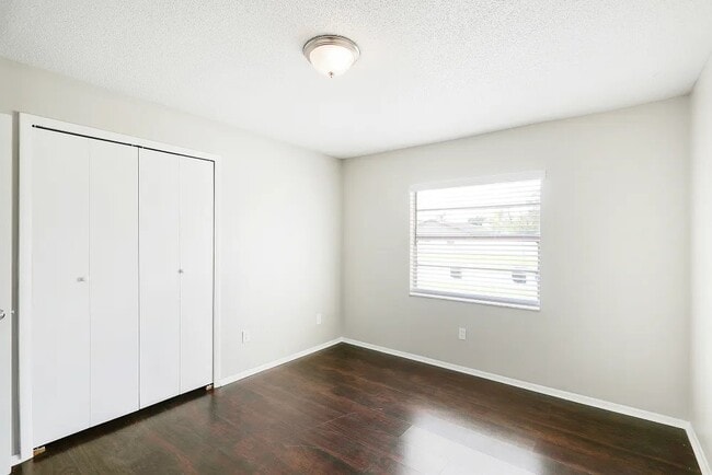Building Photo - 1303 Village Ct