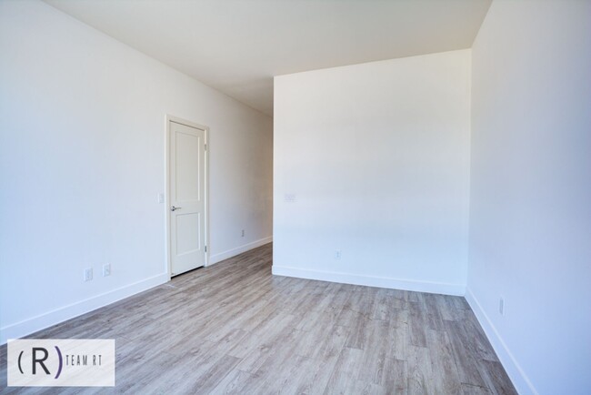 Building Photo - TRI-LEVEL TOWNHOME IN ELEMENTS OF ROSEMEAD!