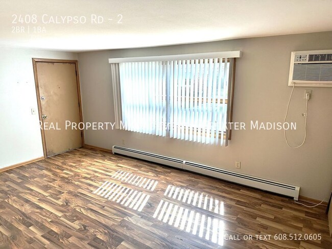 Building Photo - Awesome remodeled 2 bedroom apartment on M...