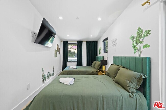 Building Photo - 1812 Navy St