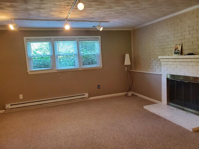 Building Photo - 3838 Glenbrook Rd