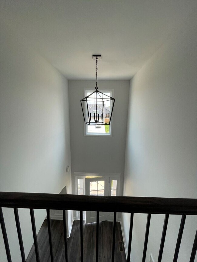 Building Photo - 6 bedroom/3 Baths + Bonus room!  Backs up ...