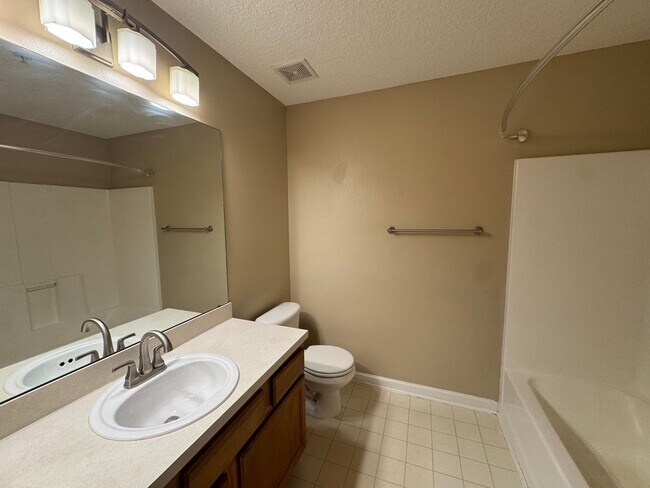 Building Photo - Nature's Hideaway 3BR Condo Available for Now!