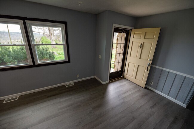 Building Photo - Lovely 3 Bed / 2 Bath in Private Setting--AVAILABLE NOW!!!