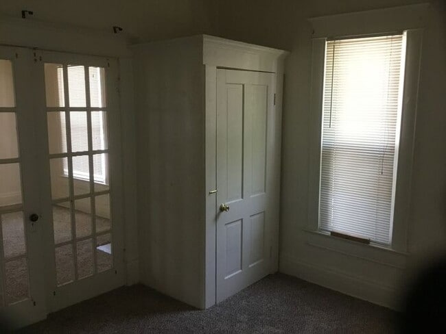 Building Photo - 2 Bed/1 Bath Single Family Home in Downtow...